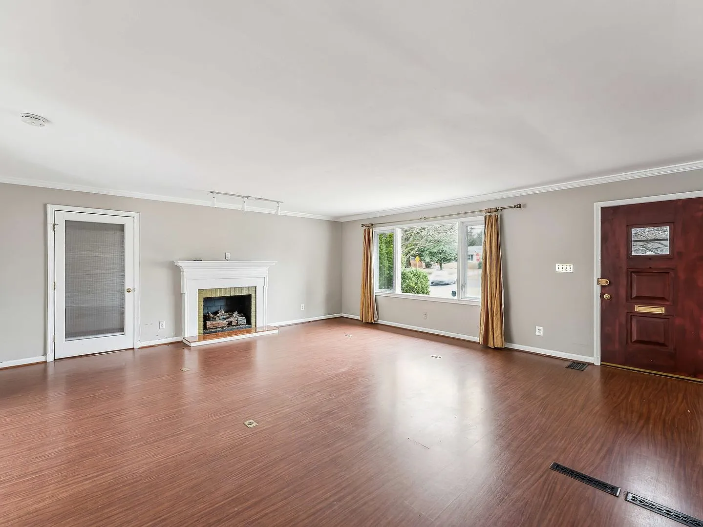 Easy one level living on a 1/3 acre corner lot! — Photo 3