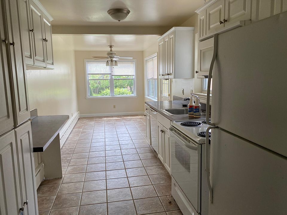 C 5 Large Bright Eat in Kitchen