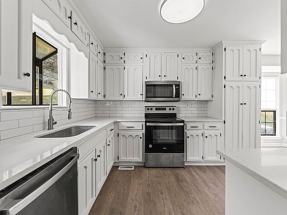 5th image of 1737 Creely Dr