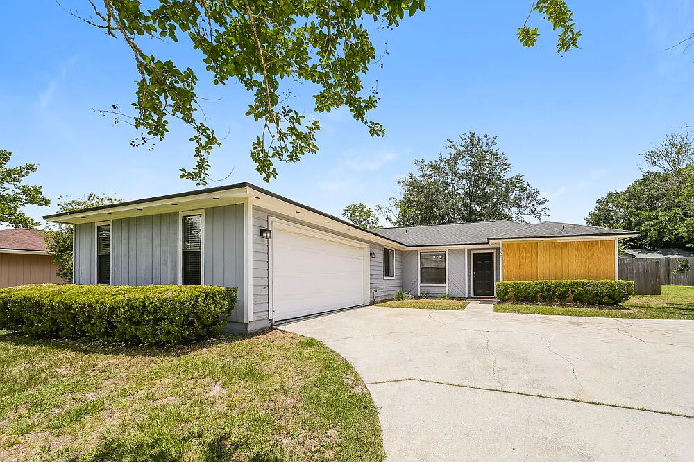 3 bed, 2.0 bath, 1298 sqft, $1,885 — Photo 1