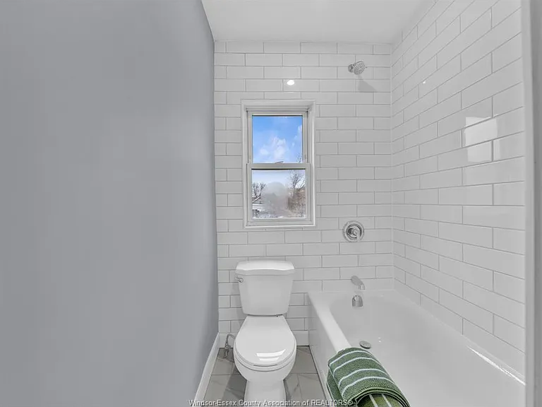 2181 Howard Ave — Photo 20