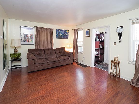 3rd image of 406 E Franklin St
