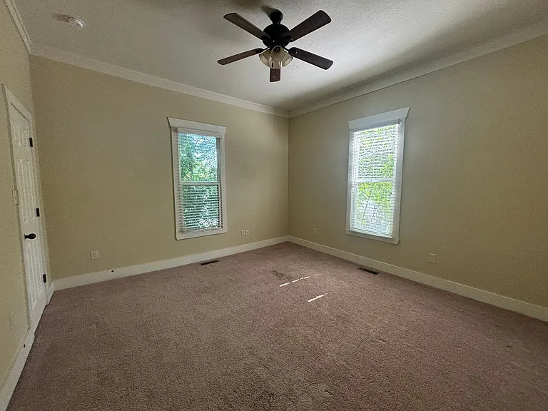 320 S Oak St — Photo 9