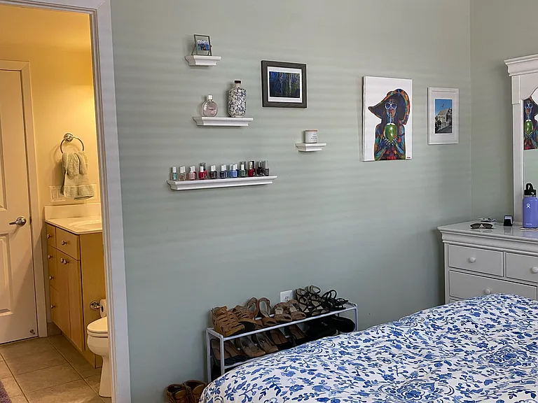 Guest bedroom with bed (a different layout)