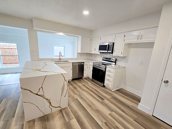 3rd image of 553 Doral Pl