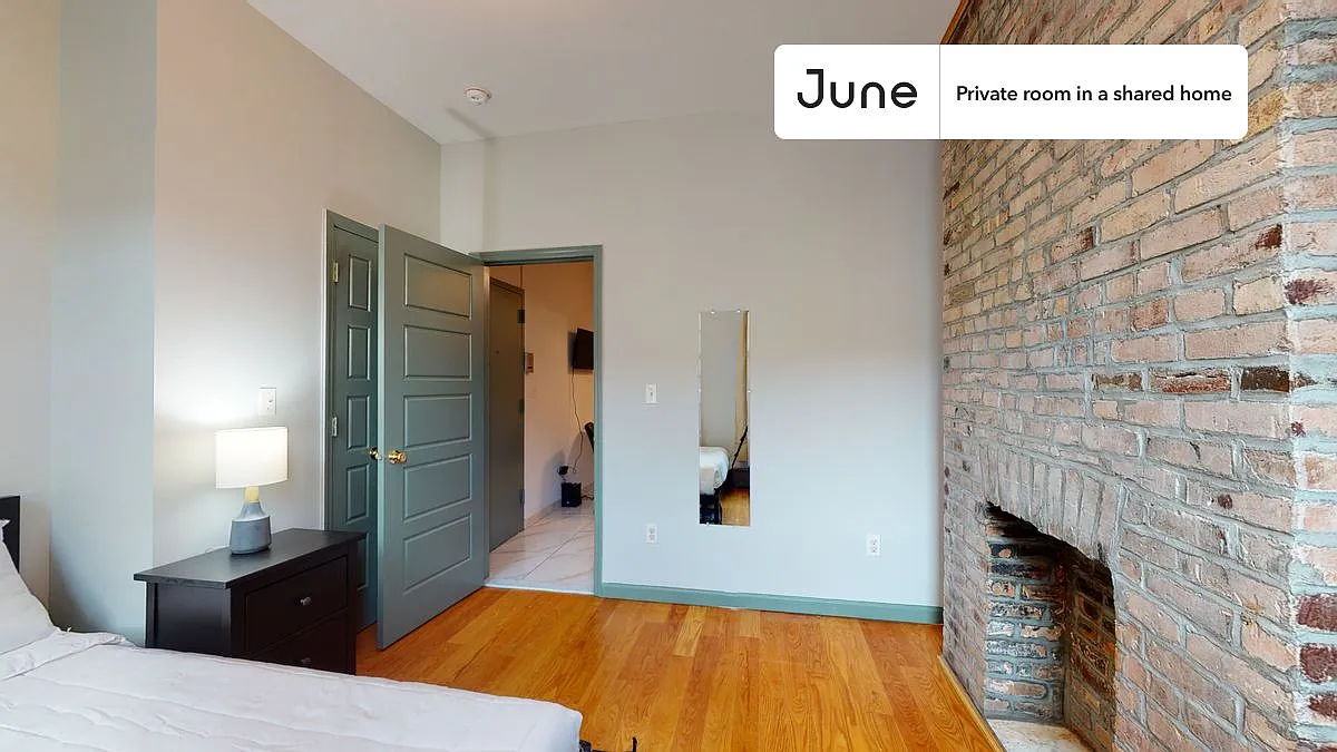 Queen bedroom in 2 bed/2 bath home in East Harlem #579 B — Photo 3