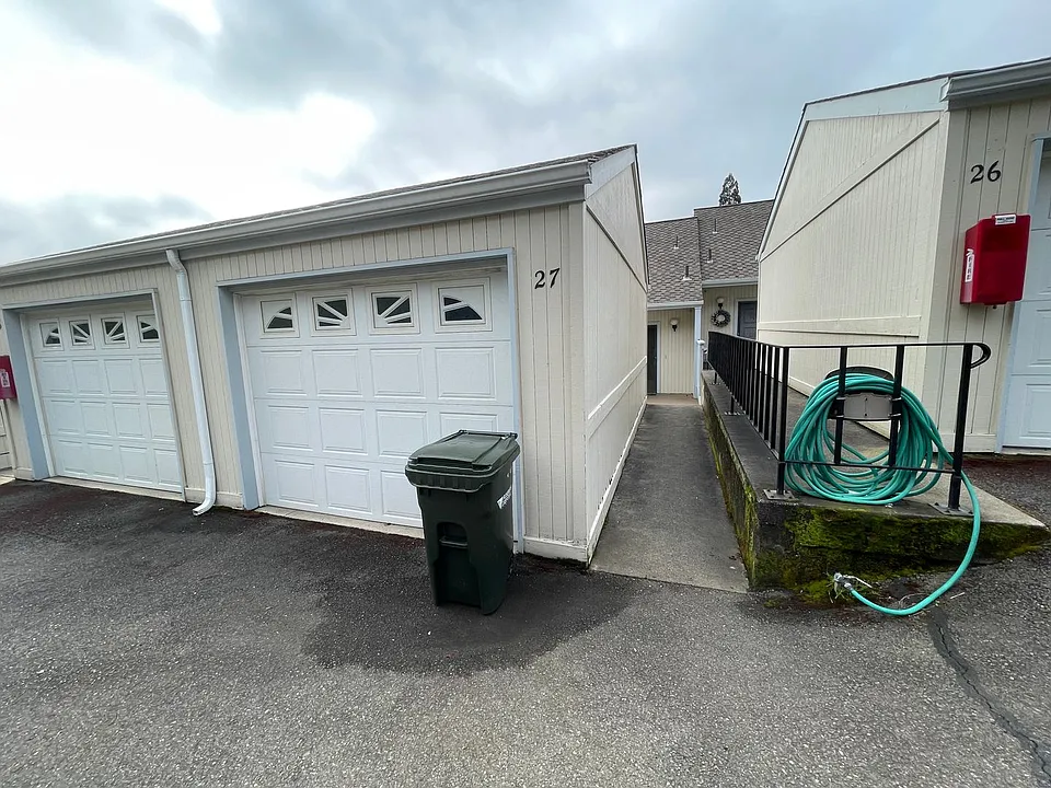 27 NW Mountain View Dr
