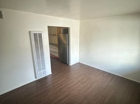 828 W 2nd St