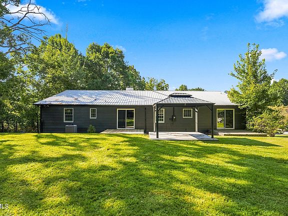 4th image of 1034 Circle Dr SE