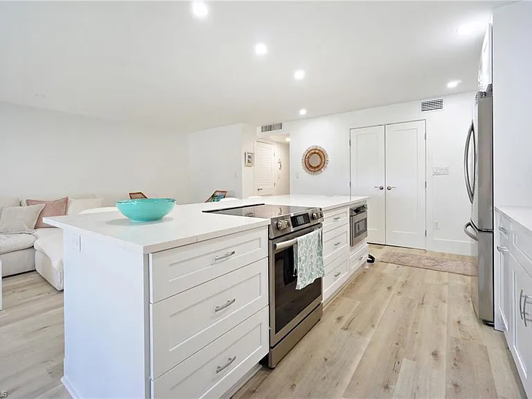 1910 Gulf Shore Blvd N #102 — Photo 9