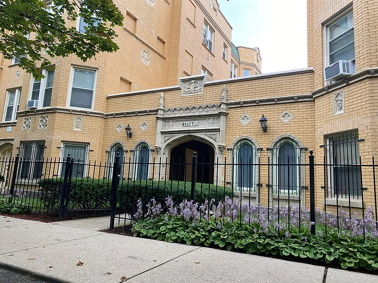 Central Park Apartments — Photo 10