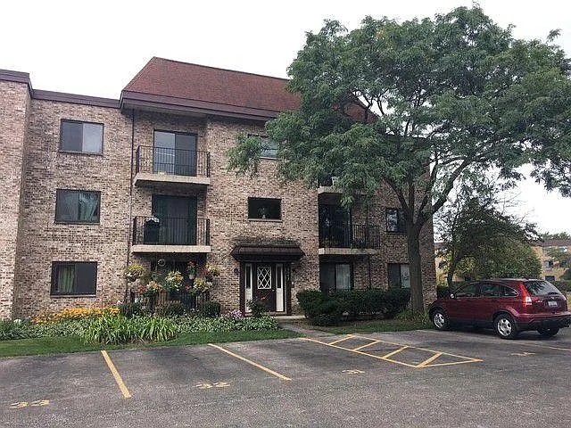 front of building - 5513 Chateau Dr #5