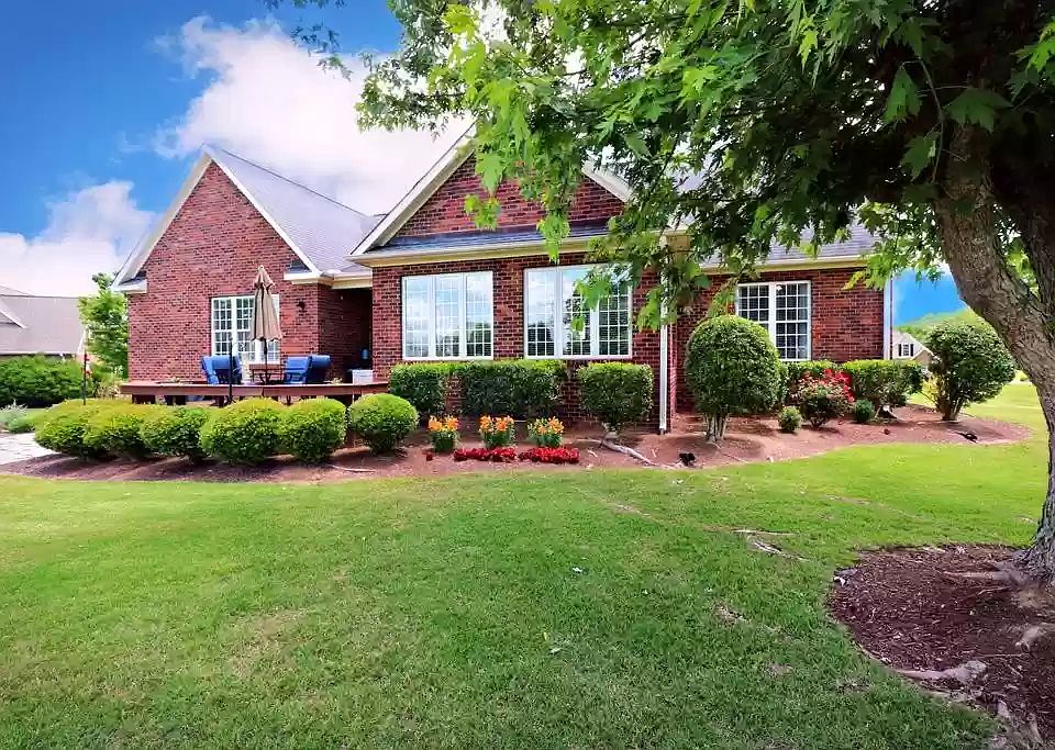 2nd image of 113 Sand Trap Ln