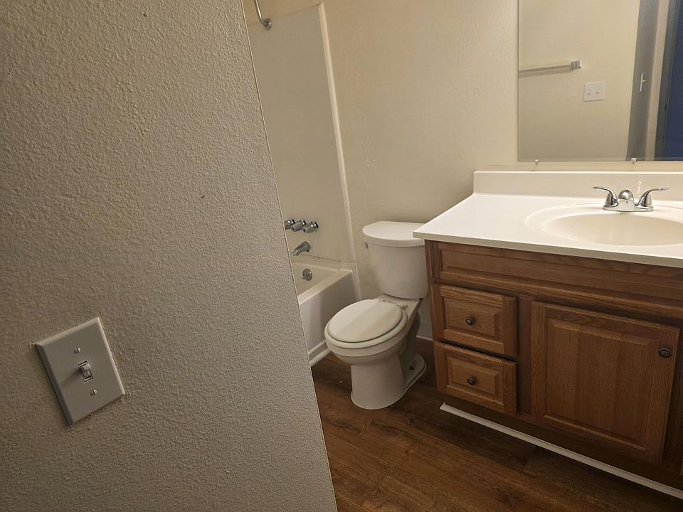 1st image of 300 Whitesell St W #3
