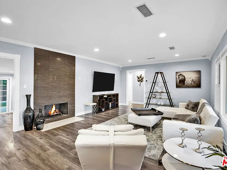 8345 White Oak Ave — Photo 2