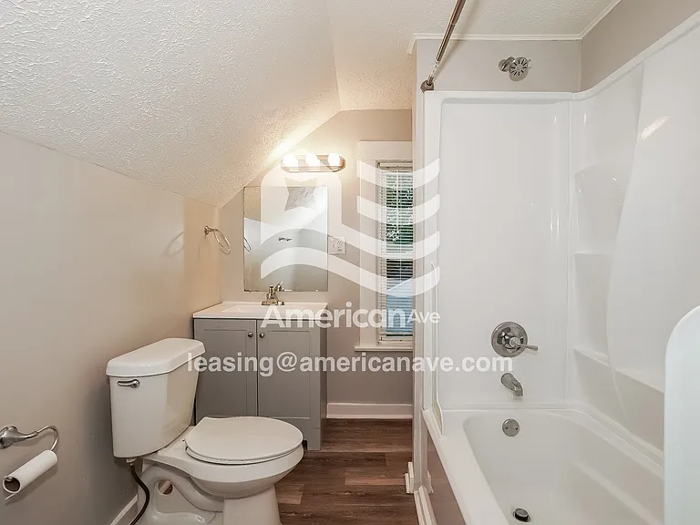 1081409_010_wm_-_main_bathroom_13187182.jpg