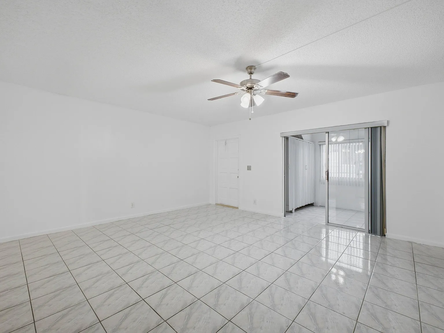 2 bed, 2.0 bath, 978 sqft, $1,900 — Photo 4