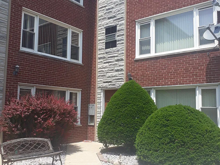 6946 W 65th St #4 — Photo 2