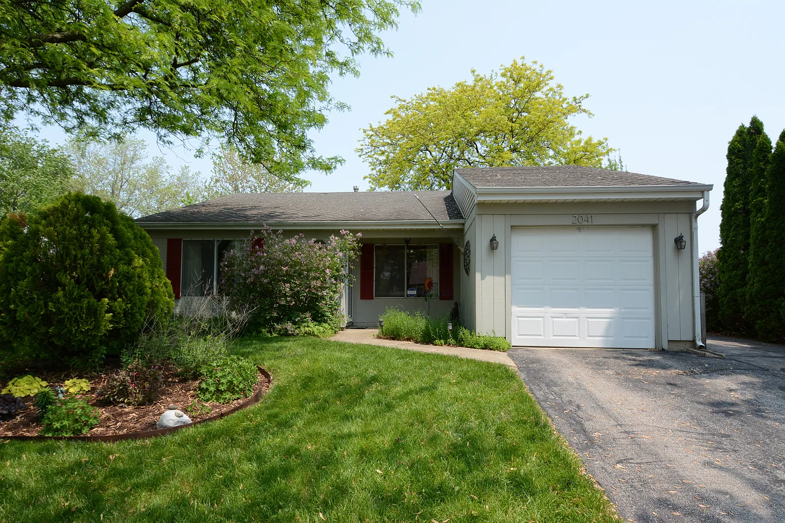 2041 Stonefield Dr photo 1