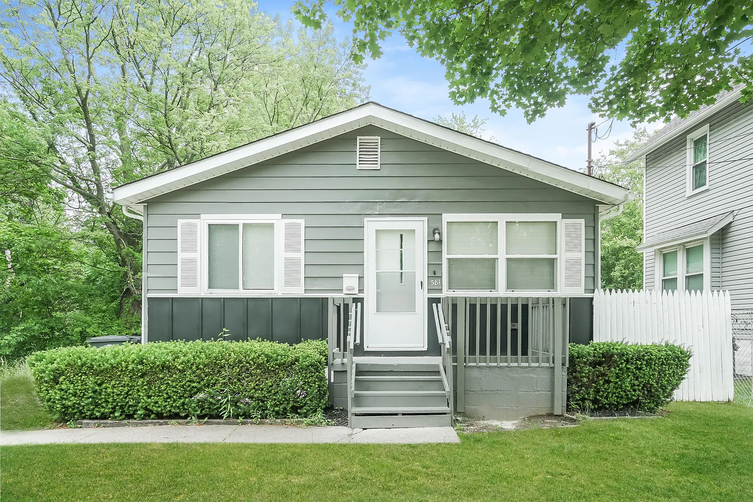 581 Arden Pl photo 1