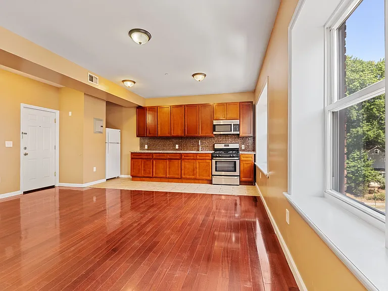 39 N Burnett St — Photo 3