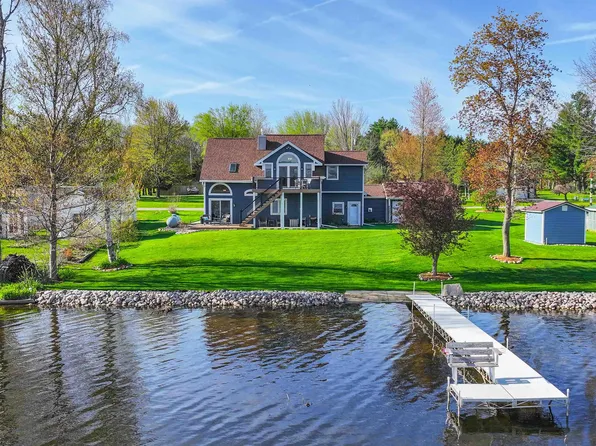 E5694 Waukaunaka St, Weyauwega, WI 54983