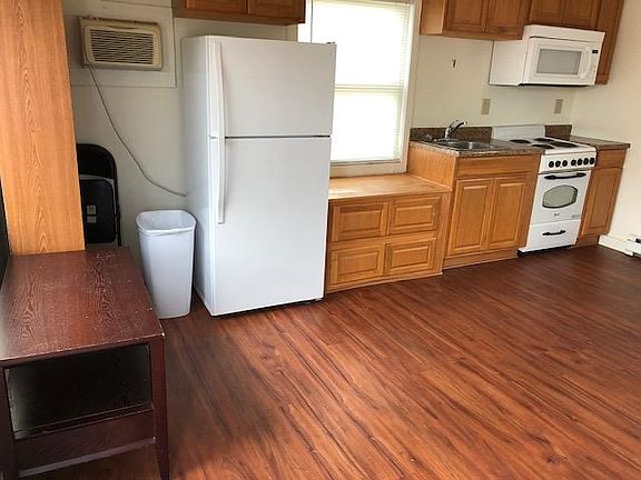 2nd image of 211 Tompkins St