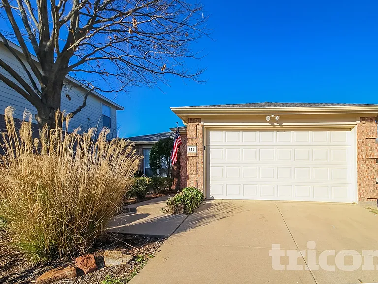716 Sequoia Dr — Photo 1