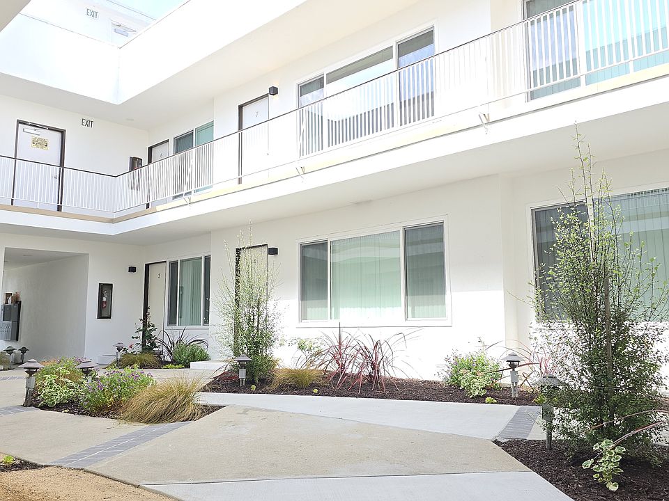 1st image of 3012 S Veteran Ave #8