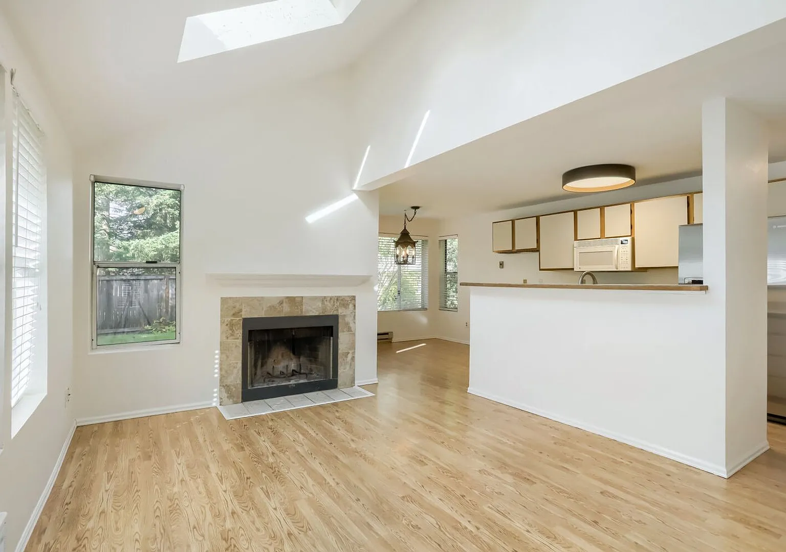 Charming 2BD/2BA Kirkland Townhome — Photo 2