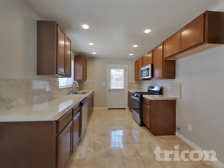 1126 W Ovington St — Photo 4