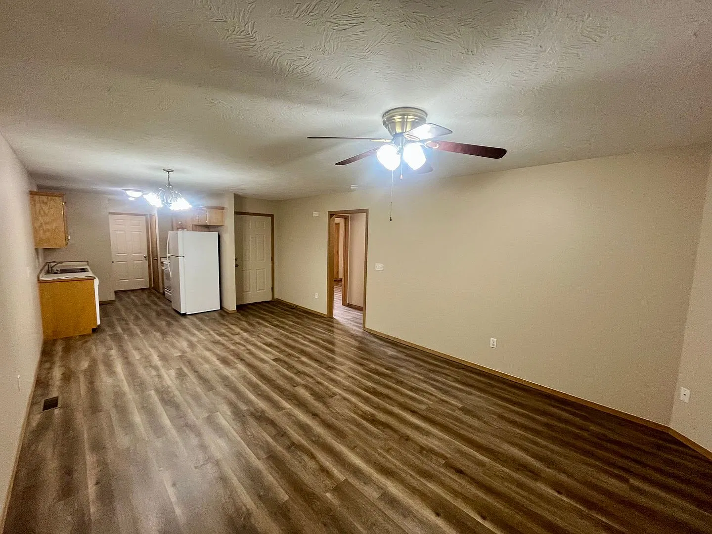 Updated 2 bed 2 bath duplex in Fordland! Available now! — Photo 3