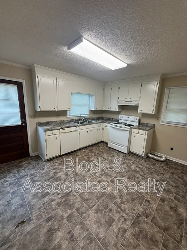 2 bed, 1.0 bath, $950 — Photo 2