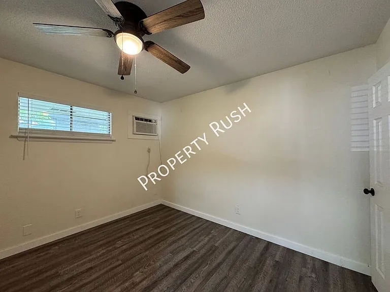 1100 S Willow St — Photo 8