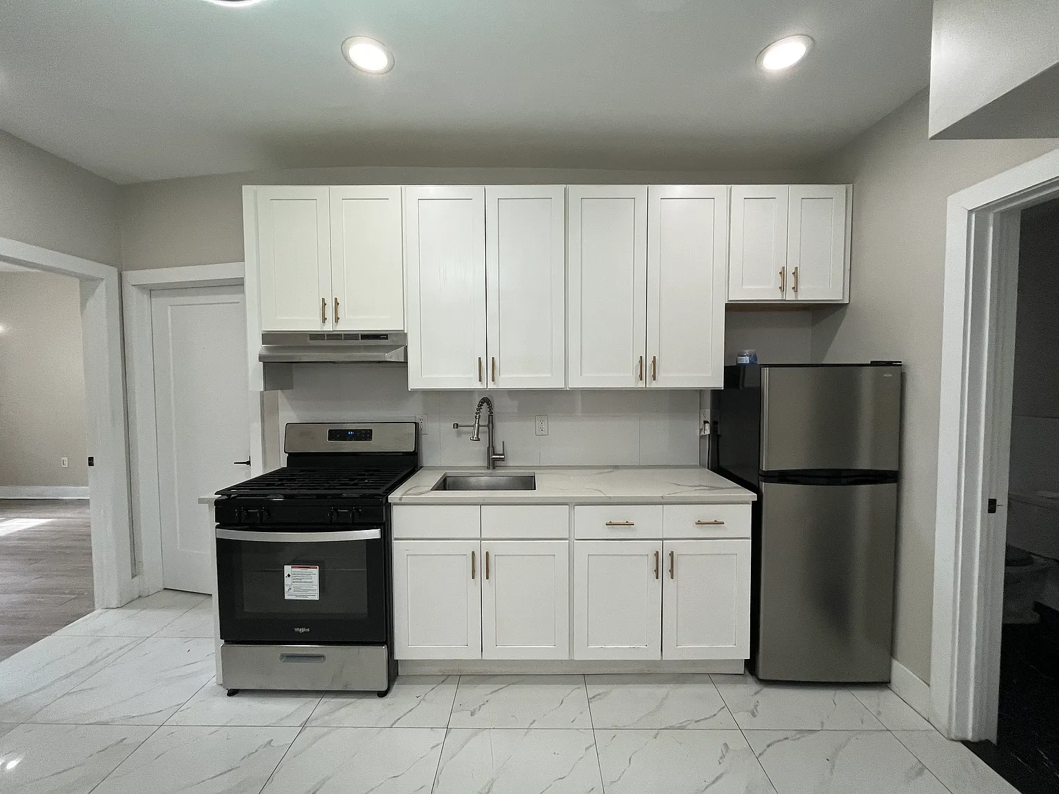 2 bed, 800 sqft, $2,100 — Photo 2