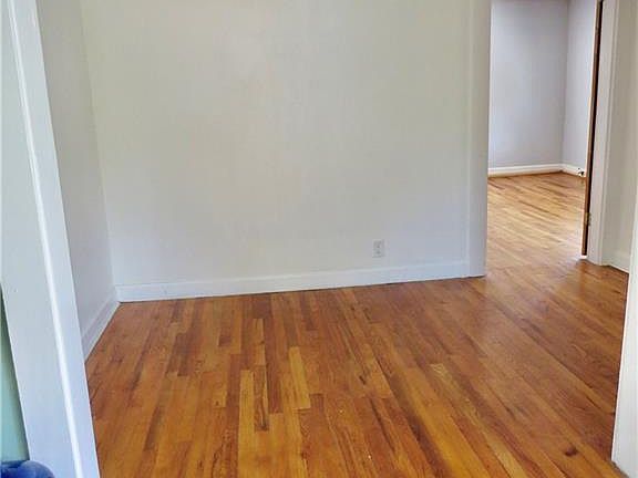 5th image of 627 Morehead St
