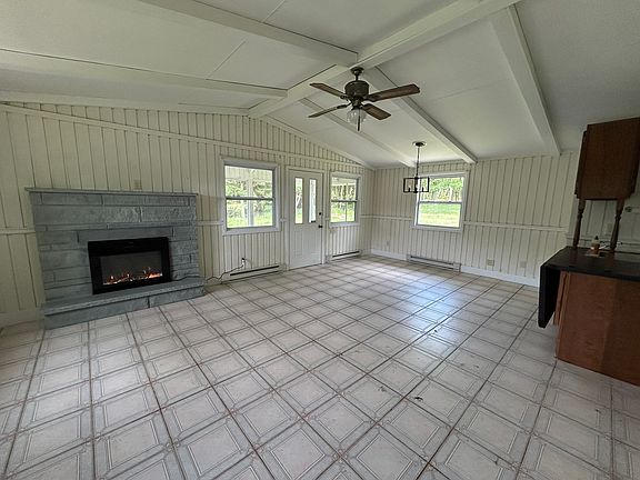 3rd image of 548 Mountain Rd