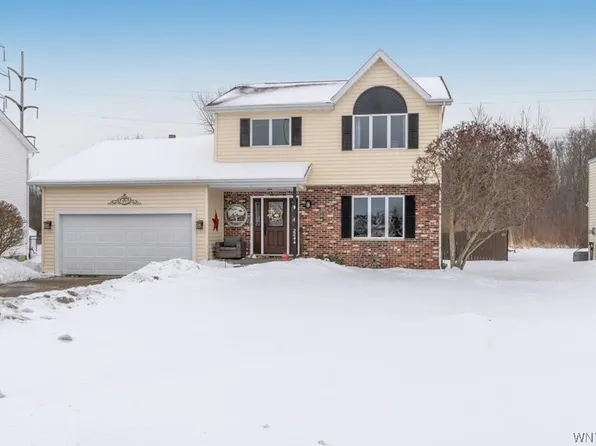 2244 Lancelot Dr, Niagara Falls, NY 14304