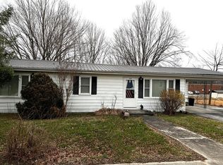 112 W 4th St, Livingston, TN 38570