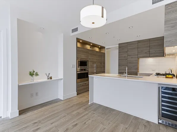 7388 Kingsway #2301, Burnaby, BC V3N 0G9