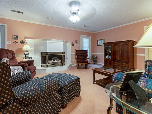 4th image of 221 Catalpa Dr