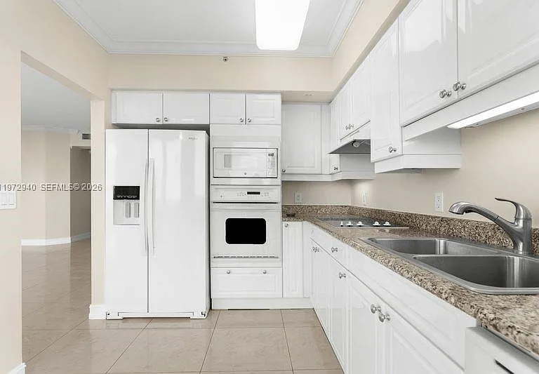 4775 Collins Ave #1006 — Photo 3