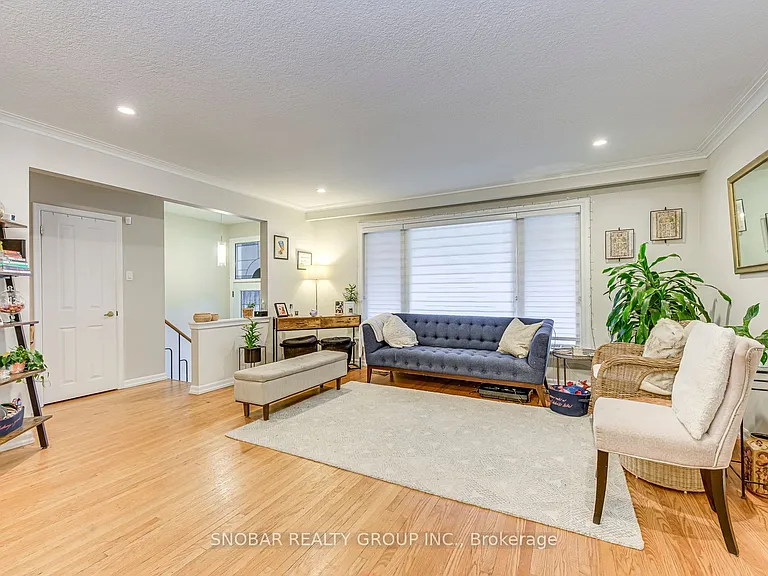 52 Decarie Cir — Photo 5