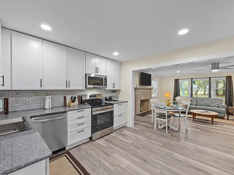 204 Hickory St — Photo 11