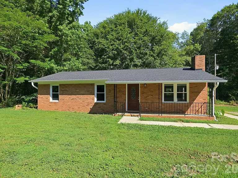 1108 Willoughby Rd — Photo 1