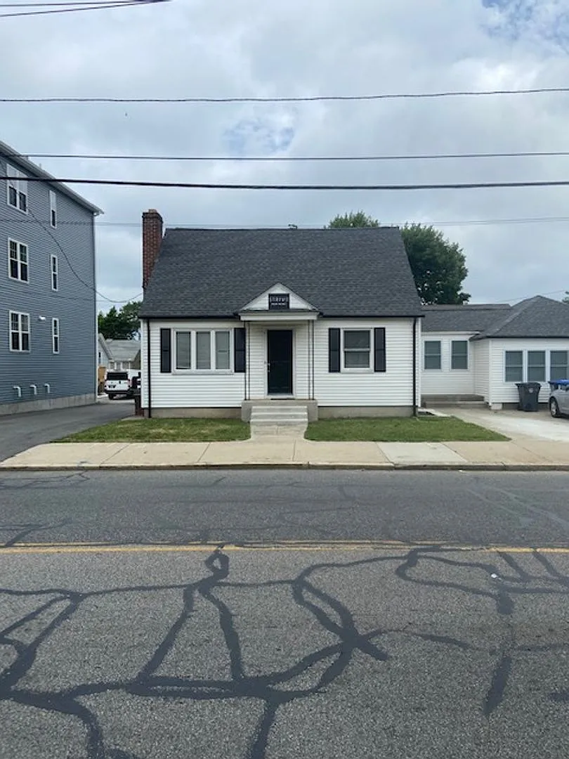Building Photo - 485 Admiral St