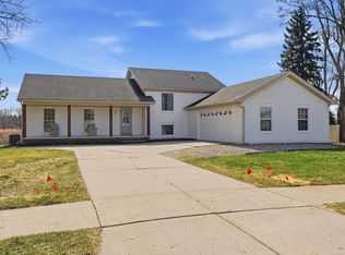 495 Lakes Edge Dr, Oxford, MI