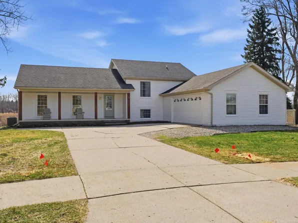 495 Lakes Edge Dr, Oxford, MI 48371