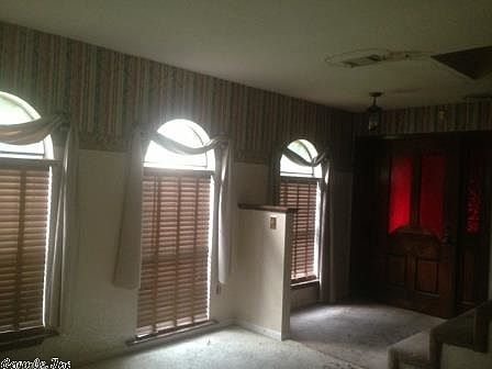 5th image of 115 E Cloverdale Dr