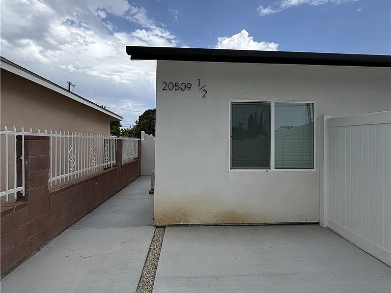 20509 Vose St #1/2 — Photo 7